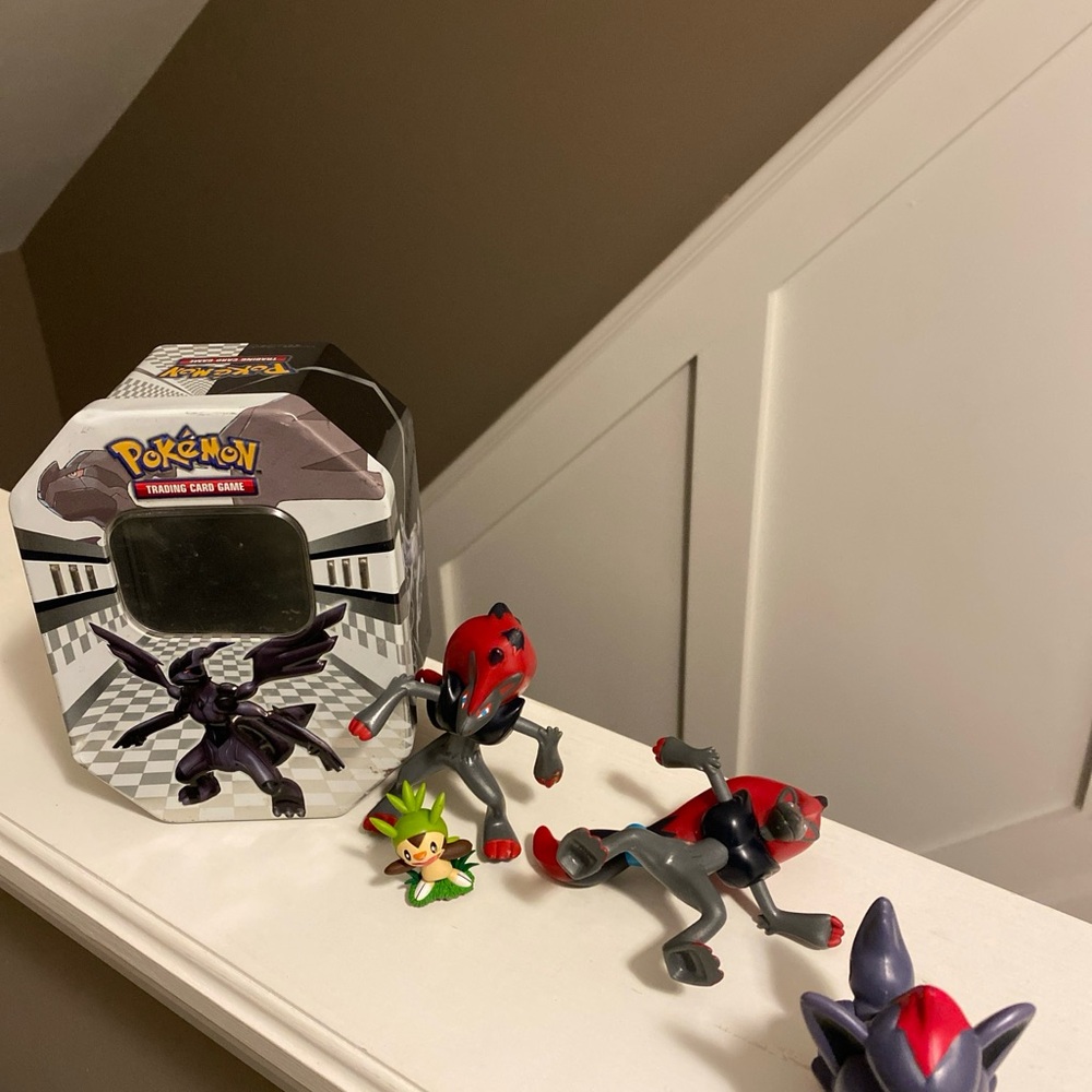 2011 Pokémon Black & White Empty Tin 2 Zoroark 1 Chespin & 1 Zorua
